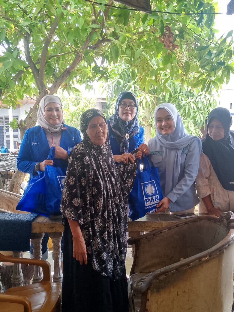 Peduli Korban Banjir, Pengurus PAN Dumai Turun Langsung Bagikan Nasi Bungkus