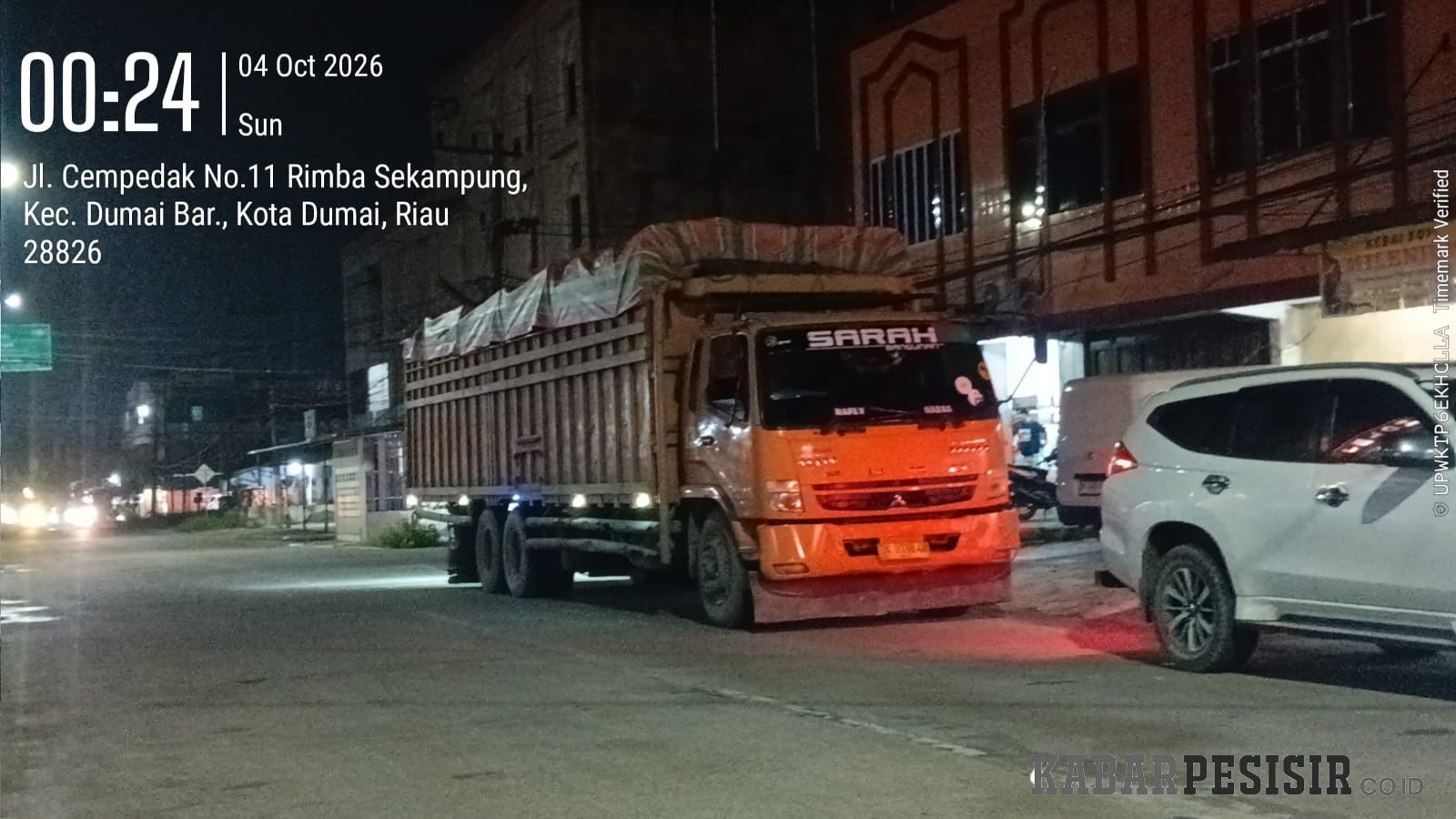 Truk Bertonase Besar Masuk Kota Tengah Malam, Bongkar Muat di Ruko Diduga Gudang Disorot
