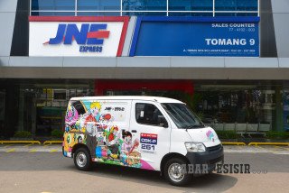 Semarak HUT ke-36, JNE Hadirkan Karya Muklay di Armada Pengiriman