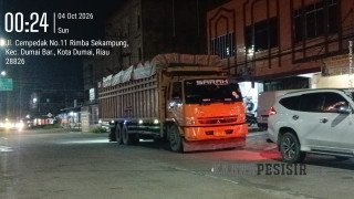 Truk Bertonase Besar Masuk Kota Tengah Malam, Bongkar Muat di Ruko Diduga Gudang Disorot